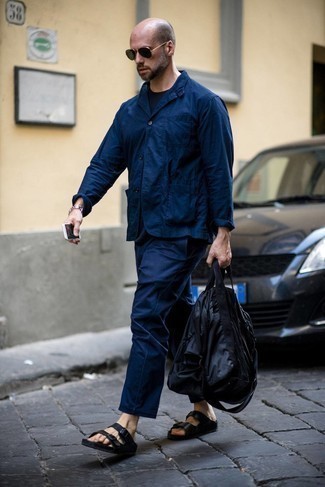 Come indossare e abbinare una borsa shopping di tela blu: Potresti indossare una camicia giacca blu scuro e una borsa shopping di tela blu per un look comfy-casual. Perché non aggiungere un paio di sandali in pelle neri per un tocco più rilassato?