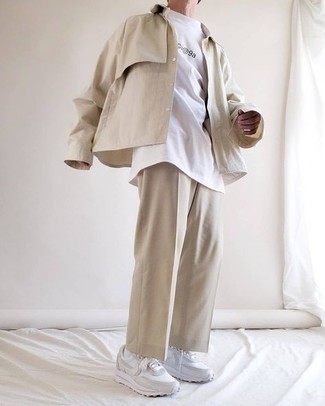 Quale chino indossare con una camicia giacca beige per un uomo di 20 anni: Potresti abbinare una camicia giacca beige con chino per creare un look smart casual. Se non vuoi essere troppo formale, indossa un paio di scarpe sportive bianche.
