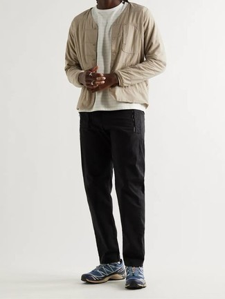 Look alla moda per uomo: Camicia giacca trapuntata beige, T-shirt girocollo a righe orizzontali bianca, Chino neri, Scarpe sportive blu scuro e bianche