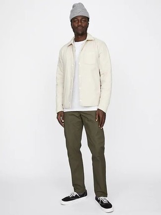 Look alla moda per uomo: Camicia giacca bianca, T-shirt girocollo bianca, Chino verde oliva, Sneakers basse di tela nere e bianche