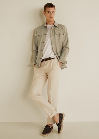 Quale camicia giacca indossare con chino beige in modo casual: Abbina una camicia giacca con chino beige per un look da sfoggiare sul lavoro. Mettiti un paio di espadrillas in pelle marrone scuro per un tocco più rilassato.