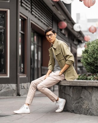 Look alla moda per uomo: Camicia giacca verde oliva, T-shirt girocollo a righe orizzontali bianca e nera, Chino beige, Sneakers alte di tela bianche