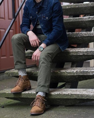 Come indossare e abbinare chino verde scuro in autunno 2024: Abbina una camicia giacca di jeans blu scuro con chino verde scuro per creare un look smart casual. Stivali casual in pelle marroni sono una splendida scelta per completare il look. Ecco una eccellente scelta per creare il perfetto look autunnale.