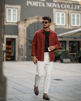 Look alla moda per uomo: Camicia giacca rossa, T-shirt girocollo nera, Chino bianchi, Mocassini con nappine in pelle scamosciata grigi