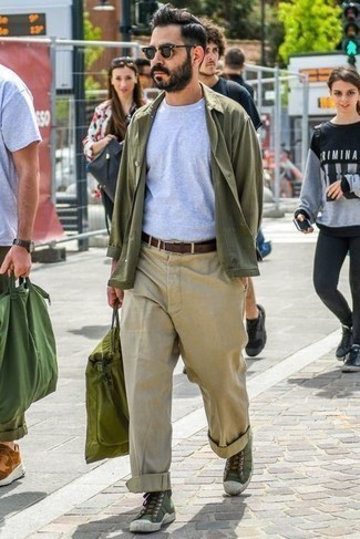 Look alla moda per uomo: Camicia giacca verde oliva, T-shirt girocollo grigia, Chino marrone chiaro, Sneakers alte di tela verde oliva