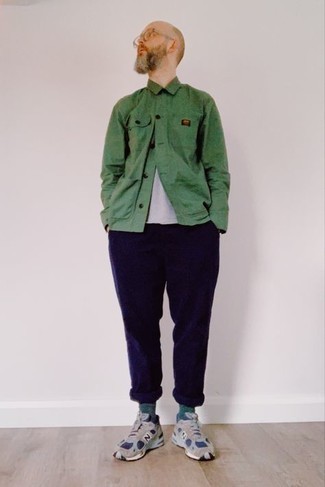Come indossare e abbinare chino viola melanzana per un uomo di 40 anni: Combina una camicia giacca verde con chino viola melanzana se cerchi uno stile ordinato e alla moda. Indossa un paio di scarpe sportive grigie per un tocco più rilassato.