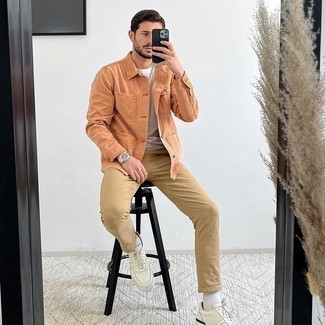 Come indossare e abbinare sneakers in pelle: Combina una camicia giacca arancione con chino marrone chiaro per creare un look smart casual. Non vuoi calcare troppo la mano con le scarpe? Calza un paio di sneakers in pelle per la giornata.