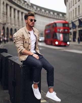 Quale jeans indossare con una camicia giacca marrone chiaro quando fa caldo: Scegli un outfit composto da una camicia giacca marrone chiaro e jeans per un look raffinato per il tempo libero. Se non vuoi essere troppo formale, mettiti un paio di sneakers basse in pelle bianche.