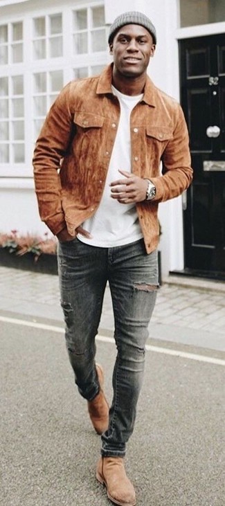 Quale jeans aderenti indossare con una camicia giacca marrone in modo casual: Per un outfit della massima comodità, punta su una camicia giacca marrone e jeans aderenti. Scegli un paio di stivali chelsea in pelle scamosciata marrone chiaro come calzature per un tocco virile.