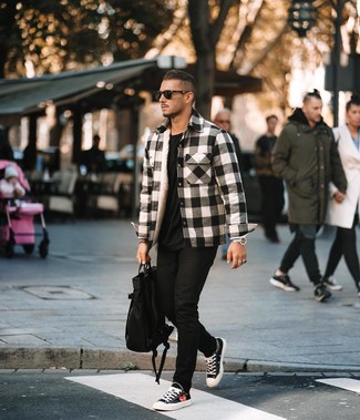 Quale camicia giacca indossare con sneakers basse nere: Combina una camicia giacca con jeans aderenti neri per un fantastico look da sfoggiare nel weekend. Sneakers basse nere sono una gradevolissima scelta per completare il look.