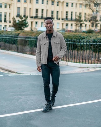 Come indossare e abbinare una giacca grigio scuro per un uomo di 20 anni: Combina una giacca grigio scuro con jeans aderenti blu scuro per un look spensierato e alla moda. Sneakers basse in pelle nere sono una buona scelta per completare il look.