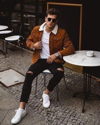 Quale jeans aderenti indossare con una camicia giacca marrone per un uomo di 30 anni: Punta su una camicia giacca marrone e jeans aderenti per un outfit rilassato ma alla moda. Completa questo look con un paio di sneakers basse di tela bianche.