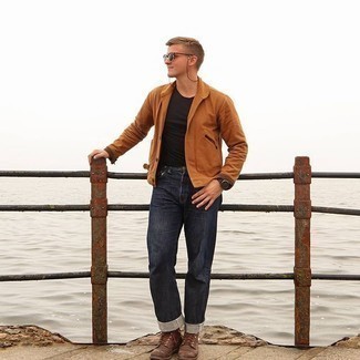 Quale jeans indossare con stivali casual marrone scuro in modo smart-casual: Metti una camicia giacca terracotta e jeans per un pranzo domenicale con gli amici. Stivali casual marrone scuro sono una buona scelta per completare il look.