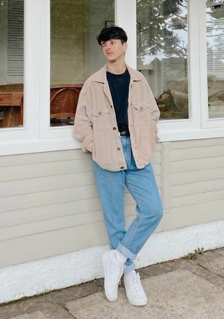 Come indossare e abbinare sneakers basse bianche per un uomo di 20 anni: Prova ad abbinare una camicia giacca di jeans beige con jeans azzurri per un outfit comodo ma studiato con cura. Scegli uno stile casual per le calzature con un paio di sneakers basse bianche.