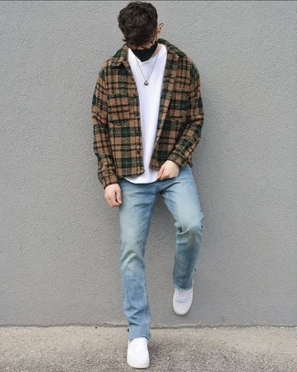 Come indossare e abbinare jeans con una camicia giacca in modo casual: Per un outfit quotidiano pieno di carattere e personalità, combina una camicia giacca con jeans. Calza un paio di sneakers basse in pelle bianche per avere un aspetto più rilassato.