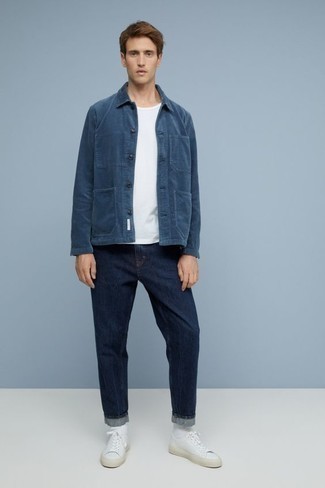 Come indossare e abbinare jeans per un uomo di 30 anni: Potresti indossare una camicia giacca di velluto a coste blu scuro e jeans per vestirti casual. Se non vuoi essere troppo formale, prova con un paio di sneakers basse di tela bianche.