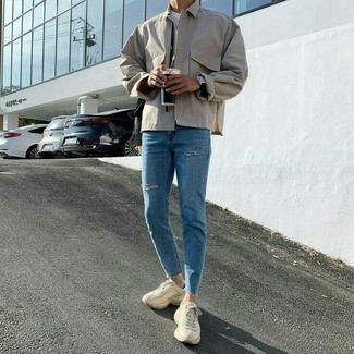 Look alla moda per uomo: Camicia giacca beige, T-shirt girocollo bianca, Jeans strappati blu, Scarpe sportive beige