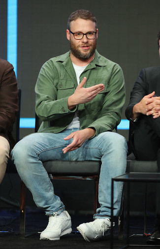Look di Seth Rogen: Camicia giacca verde oliva, T-shirt girocollo bianca, Jeans azzurri, Scarpe sportive bianche