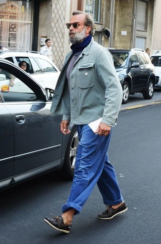 Quale camicia giacca indossare con jeans blu per un uomo di 50 anni: Punta su una camicia giacca e jeans blu per un look semplice, da indossare ogni giorno. Scarpe da barca in pelle nere sono una valida scelta per completare il look.