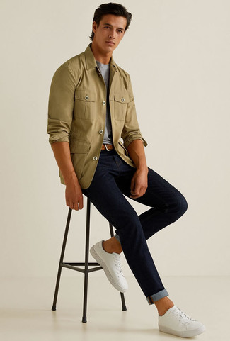 Look alla moda per uomo: Camicia giacca verde oliva, T-shirt girocollo grigia, Jeans blu scuro, Sneakers basse di tela bianche