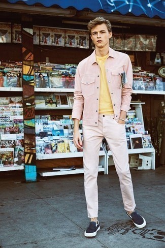 Come indossare e abbinare una giacca fucsia: Opta per una giacca fucsia e jeans rosa per un look raffinato per il tempo libero. Sneakers senza lacci di tela blu scuro sono una validissima scelta per completare il look.