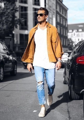 Quale jeans indossare con una camicia giacca beige per un uomo di 30 anni in primavera 2025: Questa combinazione di una camicia giacca beige e jeans ti permetterà di sfoggiare uno stile semplice nel tempo libero. Se non vuoi essere troppo formale, indossa un paio di sneakers basse in pelle bianche. Ecco una eccellente idea per creare uno stupendo outfit primaverile.