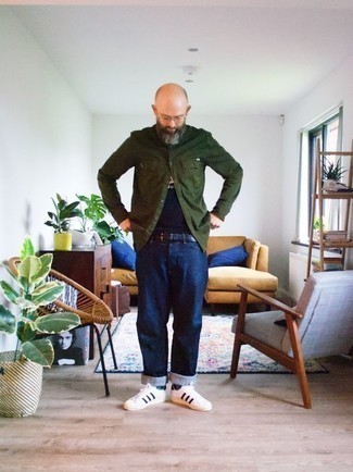 Come indossare e abbinare una cintura per un uomo di 40 anni: Potresti indossare una camicia giacca verde scuro e una cintura per una sensazione di semplicità e spensieratezza. Per le calzature, scegli lo stile classico con un paio di sneakers basse in pelle bianche e nere.