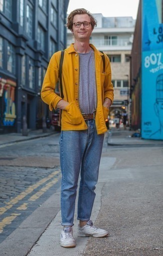 Come indossare e abbinare una giacca arancione in modo casual: Combina una giacca arancione con jeans azzurri per un look spensierato e alla moda. Sneakers basse in pelle bianche sono una valida scelta per completare il look.