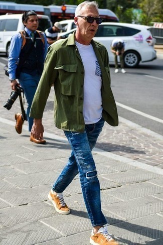 Come indossare e abbinare jeans patchwork: Prova ad abbinare una camicia giacca verde oliva con jeans patchwork per un look semplice, da indossare ogni giorno. Scegli un paio di sneakers basse di tela terracotta per un tocco più rilassato.