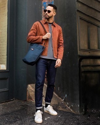 Quale jeans indossare con una camicia giacca arancione in modo casual: Potresti combinare una camicia giacca arancione con jeans per un fantastico look da sfoggiare nel weekend. Sneakers basse di tela bianche renderanno il tuo look davvero alla moda.