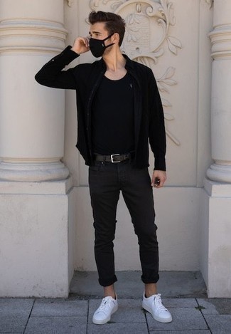 Come indossare e abbinare una camicia giacca nera: Prova ad abbinare una camicia giacca nera con jeans neri per un outfit comodo ma studiato con cura. Se non vuoi essere troppo formale, calza un paio di sneakers basse di tela bianche.