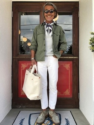 Come indossare e abbinare chukka grigie per un uomo di 50 anni in modo casual: Indossa una camicia giacca verde scuro e jeans bianchi per un look trendy e alla mano. Un paio di chukka grigie si abbina alla perfezione a una grande varietà di outfit.