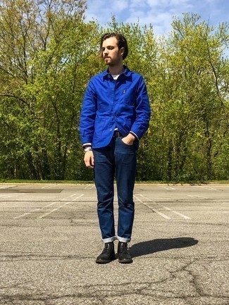 Quale stivali casual indossare con jeans blu scuro per un uomo di 20 anni in modo smart-casual: Metti una camicia giacca blu e jeans blu scuro per vestirti casual. Stivali casual sono una buona scelta per completare il look.