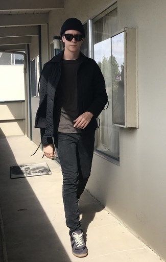 Quale jeans indossare con una t-shirt girocollo grigio scuro: Abbina una t-shirt girocollo grigio scuro con jeans per un look spensierato e alla moda. Perfeziona questo look con un paio di sneakers basse in pelle scamosciata grigio scuro.