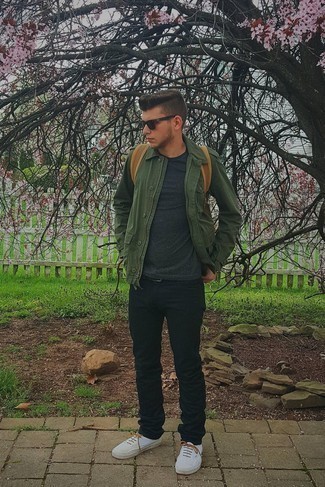 Come indossare e abbinare una camicia giacca verde oliva con jeans neri: Metti una camicia giacca verde oliva e jeans neri per un outfit comodo ma studiato con cura. Perché non aggiungere un paio di sneakers basse di tela bianche per un tocco più rilassato?