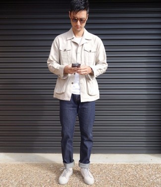 Quale jeans indossare con una camicia giacca marrone chiaro: Abbina una camicia giacca marrone chiaro con jeans per vestirti casual. Opta per un paio di sneakers basse di tela grigie per un tocco più rilassato.