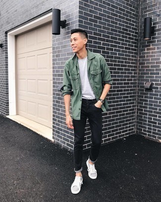 Come indossare e abbinare sneakers argento per un uomo di 20 anni: Combina una camicia giacca verde scuro con jeans neri per affrontare con facilità la tua giornata. Aggiungi un tocco fantasioso indossando un paio di sneakers argento.