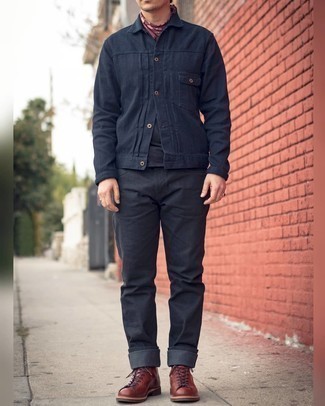 Come indossare e abbinare jeans neri con stivali in pelle marroni: Potresti abbinare una camicia giacca blu scuro con jeans neri per un look semplice, da indossare ogni giorno. Stivali in pelle marroni sono una valida scelta per completare il look.