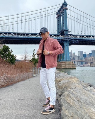 Come indossare e abbinare sneakers basse terracotta per un uomo di 30 anni in modo casual: Opta per una camicia giacca rosa e jeans bianchi per un look spensierato e alla moda. Per un look più rilassato, opta per un paio di sneakers basse terracotta.