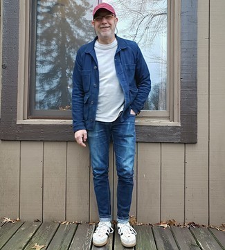 Quale jeans indossare con sneakers basse bianche e nere: Indossa una camicia giacca blu scuro e jeans per un outfit comodo ma studiato con cura. Per distinguerti dagli altri, calza un paio di sneakers basse bianche e nere.