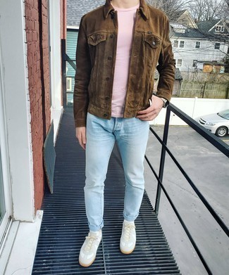 Come indossare e abbinare una t-shirt girocollo rosa quando fa caldo: Scegli un outfit composto da una t-shirt girocollo rosa e jeans azzurri per un look raffinato per il tempo libero. Sneakers basse in pelle bianche sono una buona scelta per completare il look.