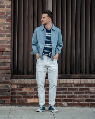 Quale jeans indossare con una t-shirt girocollo blu scuro e bianca in primavera 2025 in modo casual: Metti una t-shirt girocollo blu scuro e bianca e jeans per una sensazione di semplicità e spensieratezza. Opta per un paio di sneakers alte di tela blu scuro e bianche per un tocco più rilassato. Ecco una buona idea per creare uno splendido outfit primaverile.