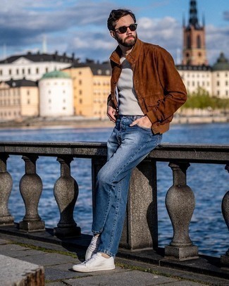 Look alla moda per uomo: Camicia giacca in pelle scamosciata marrone, T-shirt girocollo beige, Jeans blu, Sneakers basse di tela bianche