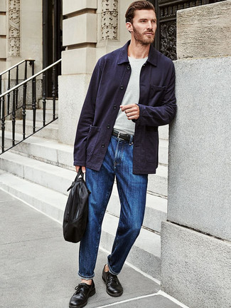 Quale jeans indossare con una camicia giacca blu scuro: Metti una camicia giacca blu scuro e jeans per affrontare con facilità la tua giornata. Scarpe derby in pelle nere daranno lucentezza a un look discreto.