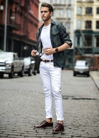 Quale t-shirt girocollo indossare con jeans bianchi per un uomo di 30 anni: Opta per una t-shirt girocollo e jeans bianchi per un look trendy e alla mano. Un bel paio di scarpe derby in pelle marrone scuro è un modo semplice di impreziosire il tuo look.
