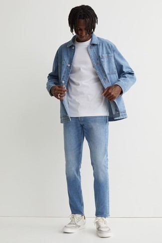 Come indossare e abbinare una camicia giacca di jeans azzurra per un uomo di 20 anni: Metti una camicia giacca di jeans azzurra e jeans azzurri per un look spensierato e alla moda. Scegli uno stile casual per le calzature con un paio di sneakers basse in pelle bianche.