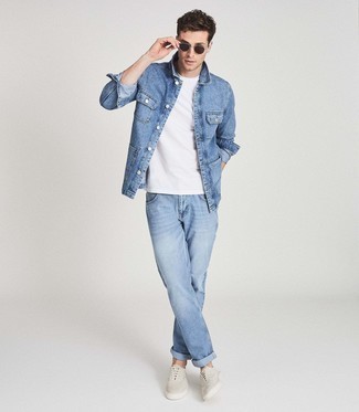 Quale jeans indossare con sneakers basse grigie in primavera 2025: Potresti abbinare una camicia giacca di jeans blu con jeans per un look semplice, da indossare ogni giorno. Scegli un paio di sneakers basse grigie per avere un aspetto più rilassato. Questo è di certo l'outfit da copiare in questi mesi primaverili.