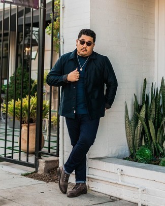 Come indossare e abbinare jeans con una camicia giacca per un uomo di 30 anni: Vestiti con una camicia giacca e jeans per un look raffinato per il tempo libero. Stivali casual in pelle marrone scuro sono una validissima scelta per completare il look.