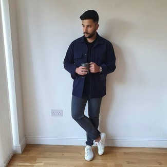 Come indossare e abbinare jeans grigi per un uomo di 30 anni: Opta per una camicia giacca blu scuro e jeans grigi per un look raffinato per il tempo libero. Scegli un paio di sneakers basse in pelle bianche per un tocco più rilassato.