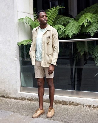Look alla moda per uomo: Camicia giacca beige, T-shirt girocollo verde menta, Pantaloncini beige, Sneakers basse in pelle marrone chiaro